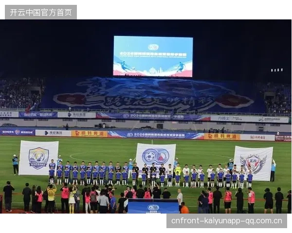 青岛西海岸底线传中造成禁区极大混乱，足球赛场的精彩一刻